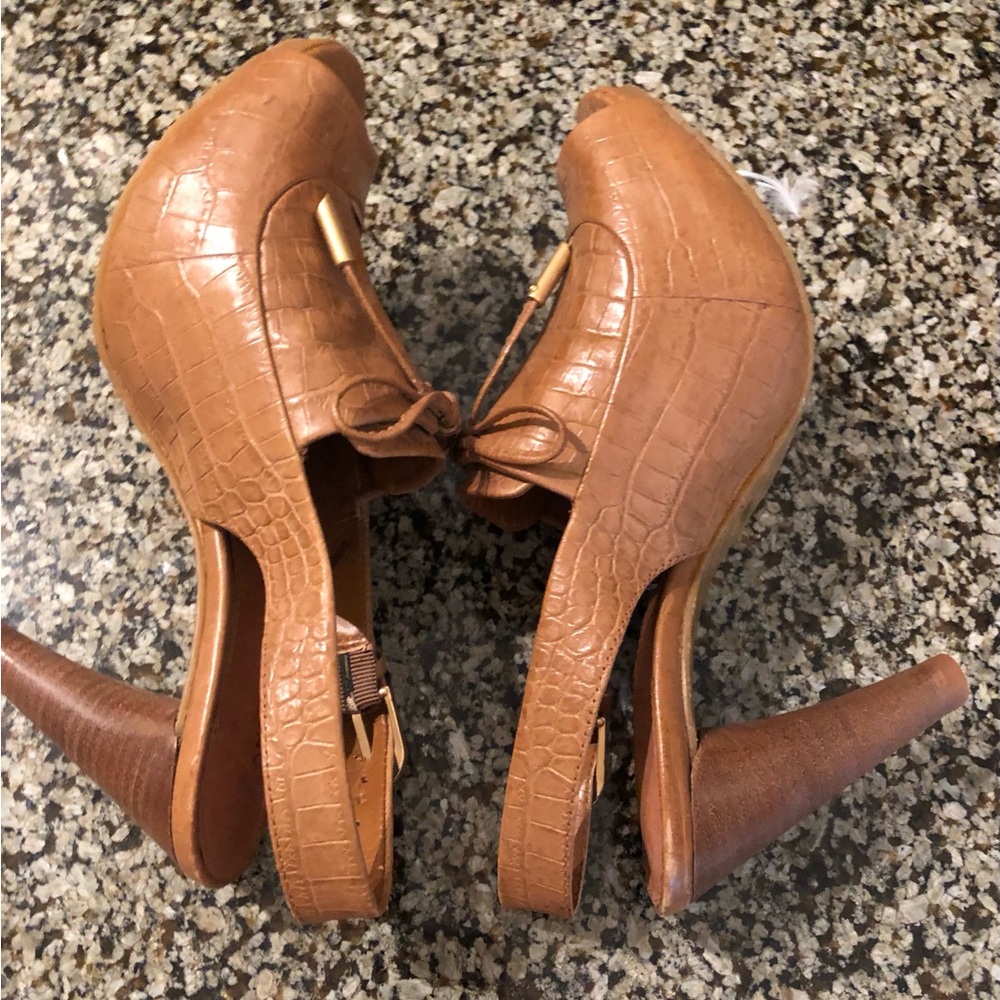 New! ANTONIO MELANI Tan Croc-Embossed Heels - Picture 3 of 7